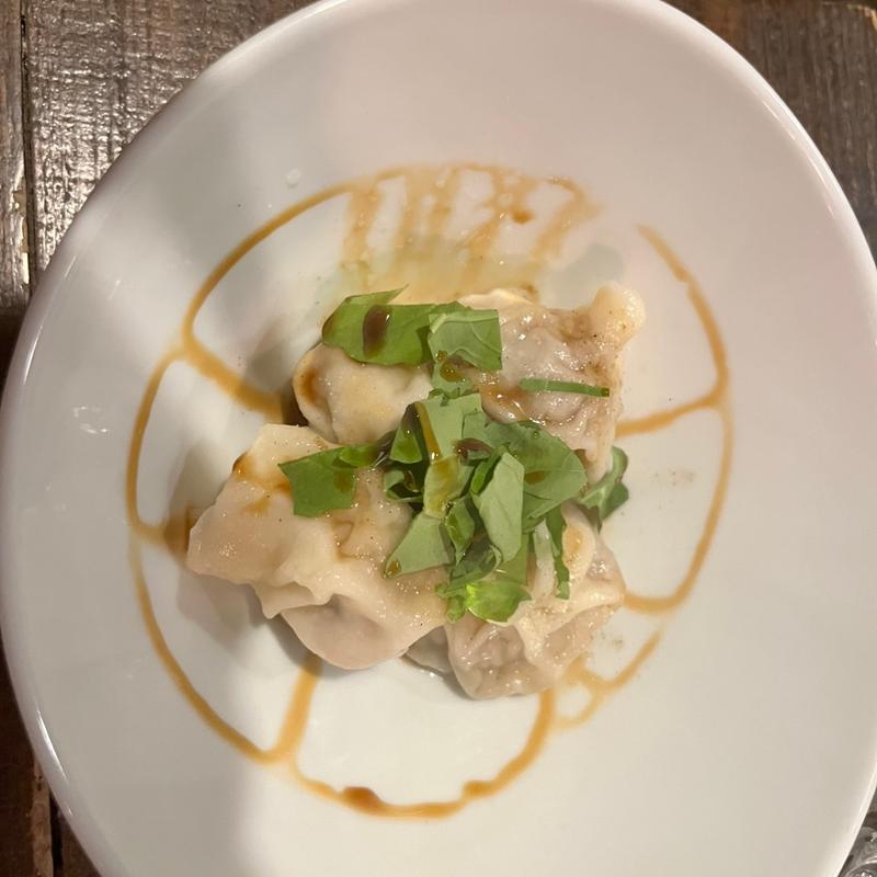 仔羊　ルッコラ　自家製合わせダレ　水餃子(餃子とワイン 果皮と餡)