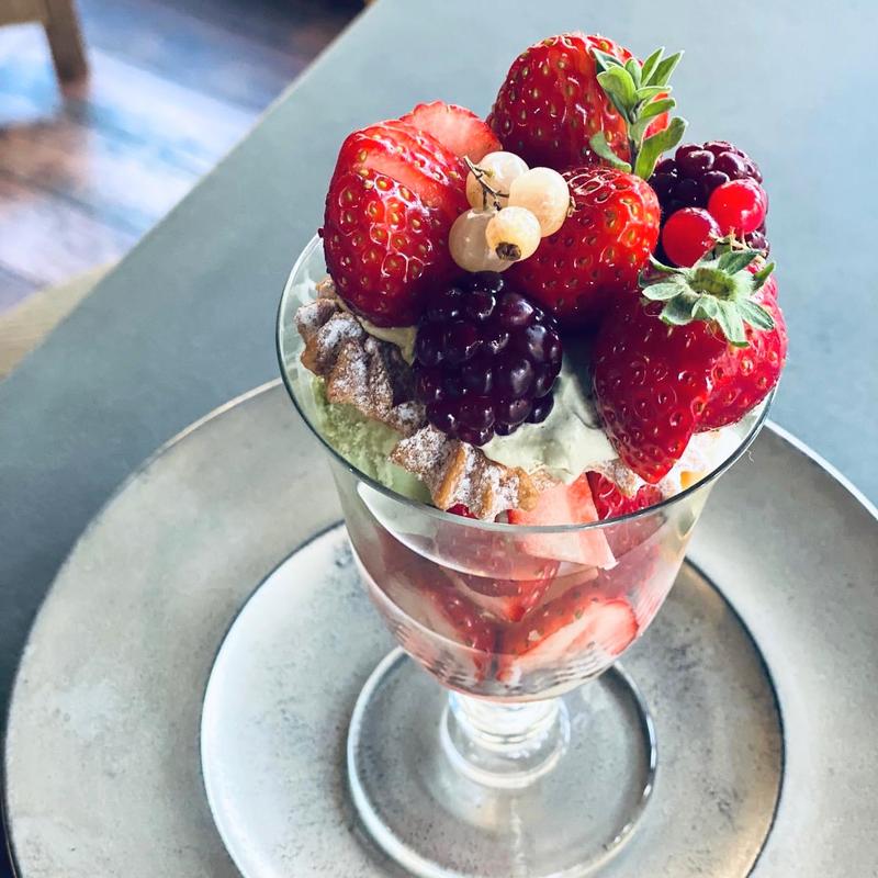 とちおとめとピスタチオの小雪のタルトパフェ(果実店canvas吉祥寺)