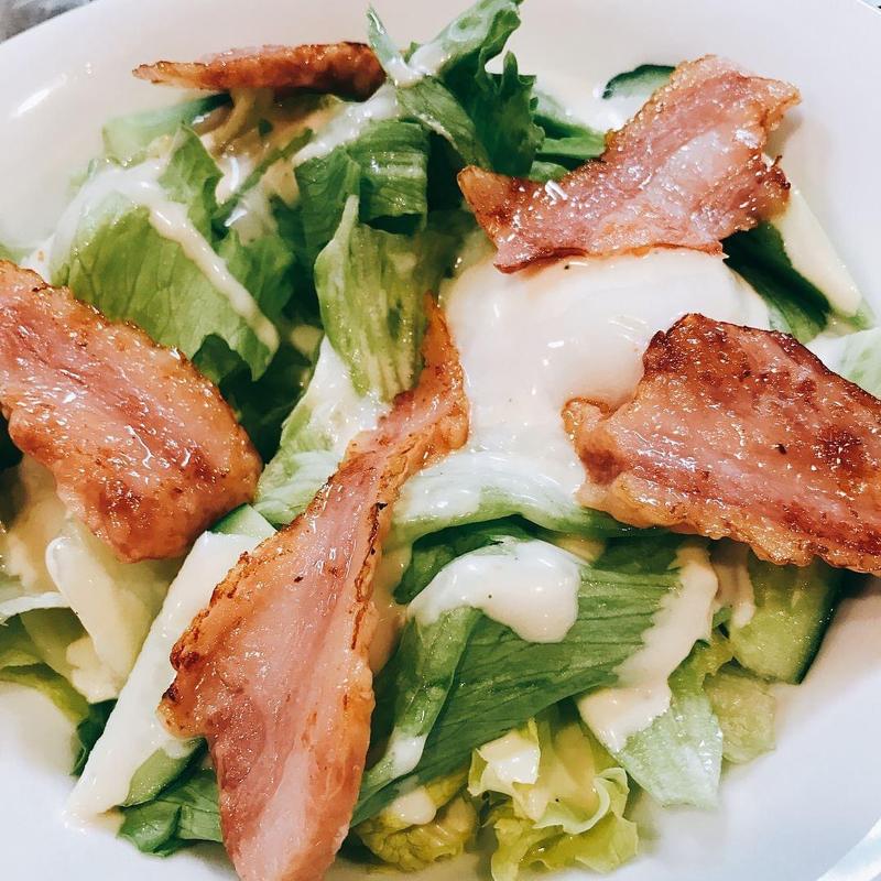 石垣島ベーコンと温玉のサラダ(福一)