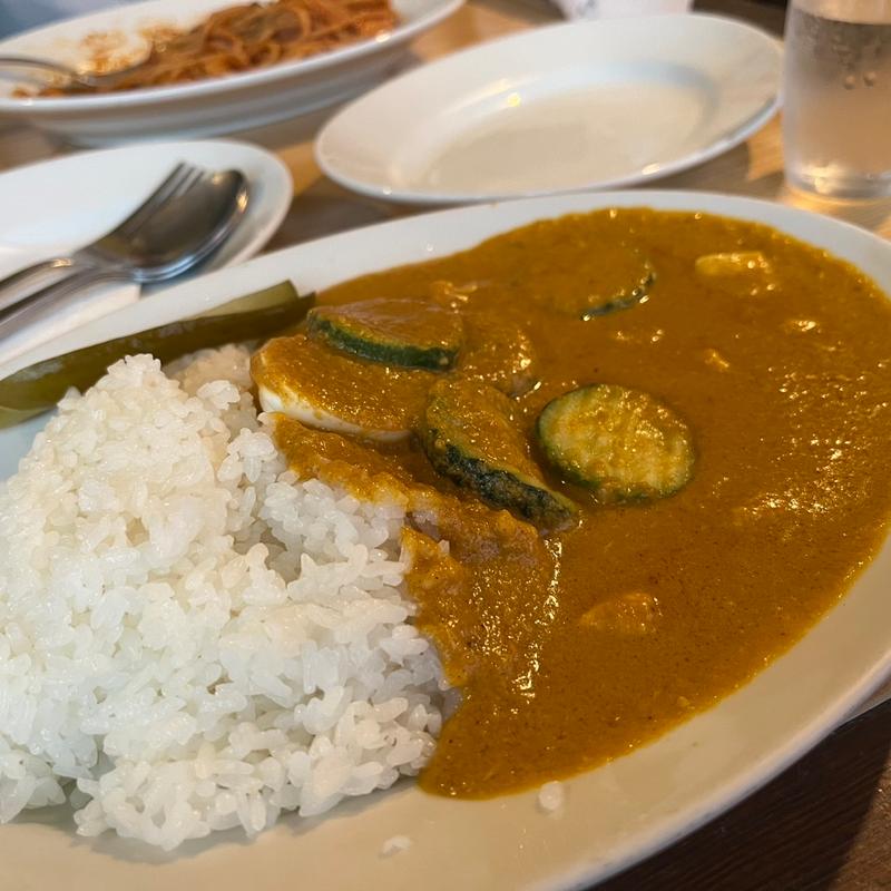 ズッキーニとチキンのイエローカレー(ロージナ茶房 （ロージナサボウ）)