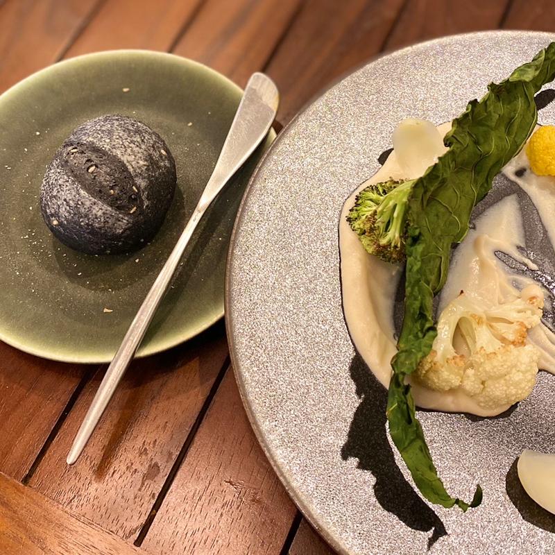 自家製パン (竹炭入り白ごま )(Cultiver)