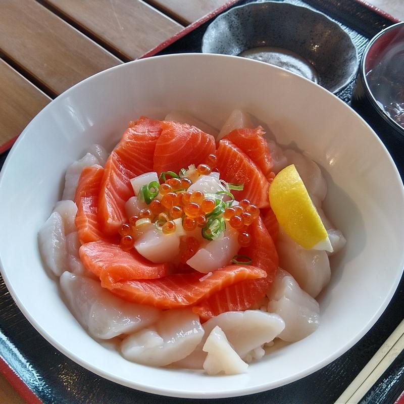 サーモン･ほたての極旨塩レモン丼(お魚いちば おかせい)