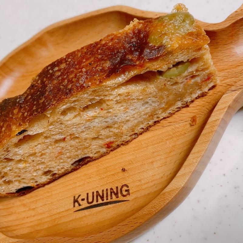 オリーブとトマトのフォカッチャ (自家製酵母パン 太郎山)