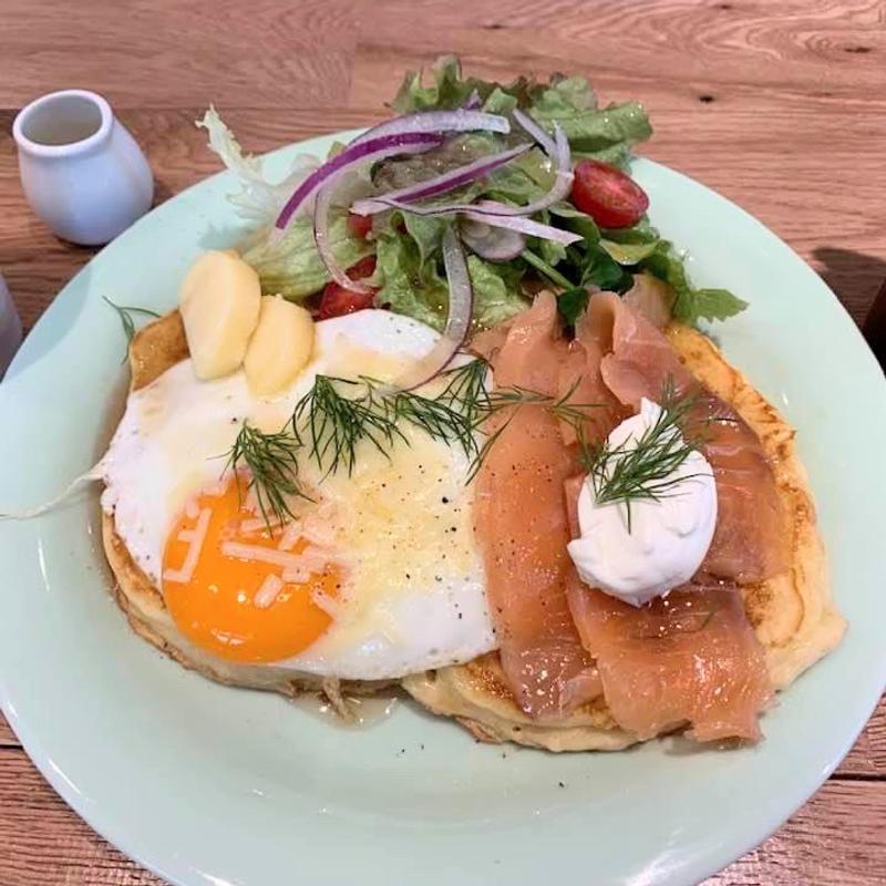 サーモンエッグバターミルクパンケーキ(ムームーフェイマスデリ)