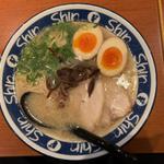 煮卵入りラーメン(博多らーめん ShinShin 博多デイトス店)