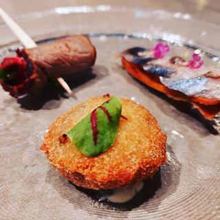 ディナースペシャルコース アミューズブーシュ 秋刀魚のマリネとタプナードのコカ、里芋とトリュフのクロケッタ、自家製叉焼　ゴルゴンゾーラ