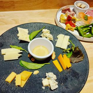 世界のチーズ盛り合わせ 7種盛り(原価ビストロチーズプラス 京橋)