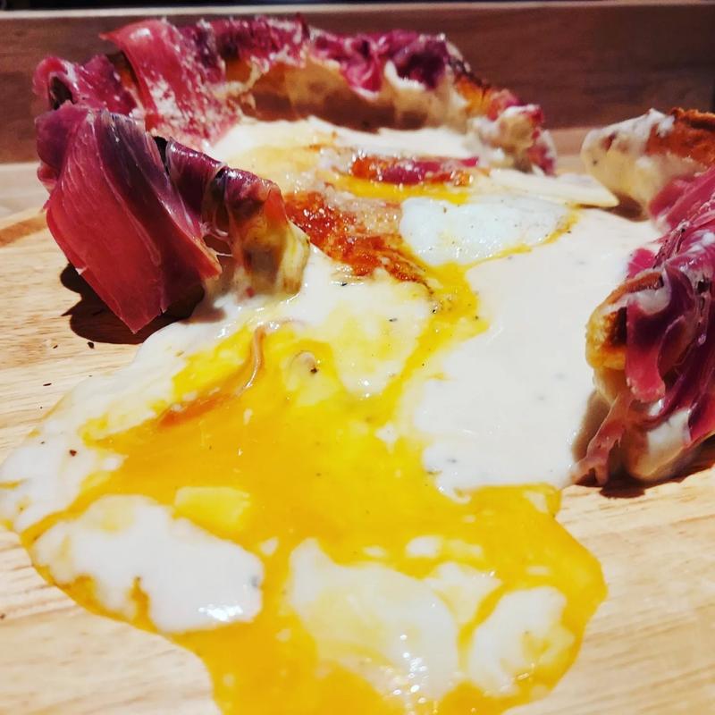 生ハム温玉シカゴピザ(原価ビストロチーズプラス 京橋)