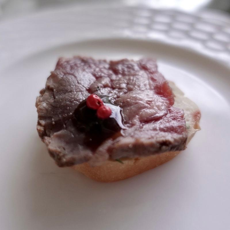 ローストビーフのオープンサンドイッチ(マロード ザ・ブセナテラス)