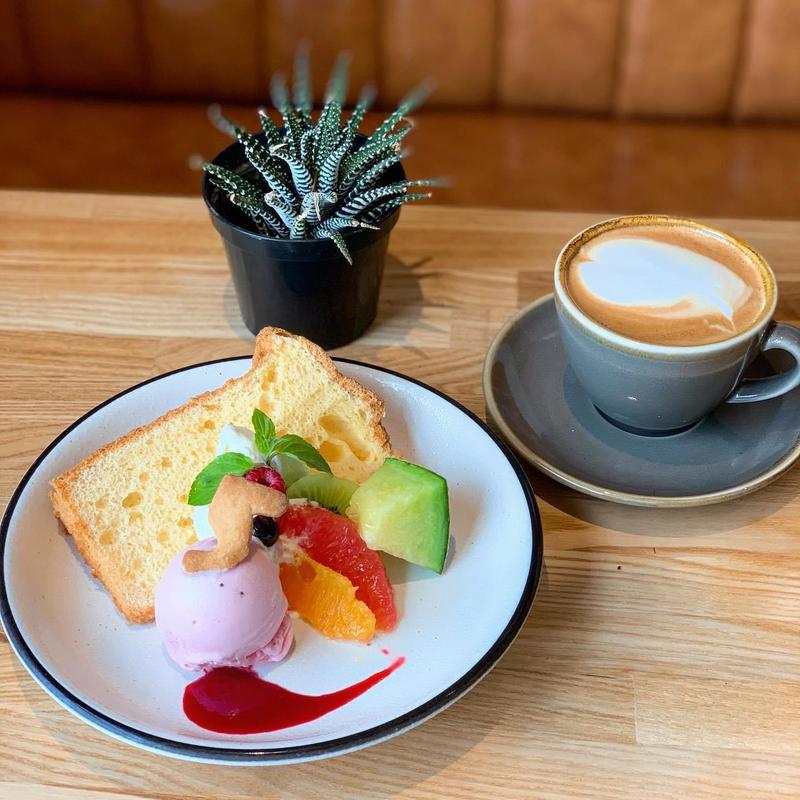 シフォンケーキのフルーツ添え(5 waters cafe)