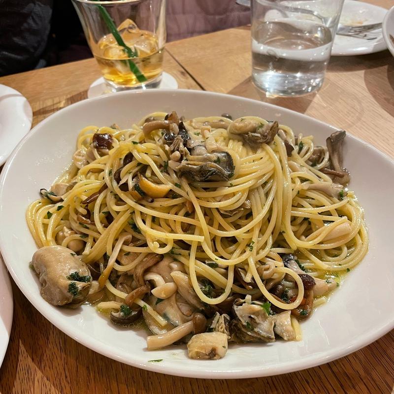 カキとキノコのオイルパスタ(ストマコ)