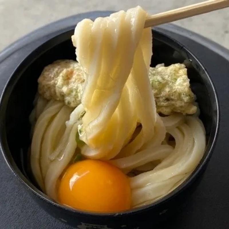うどん冷+生卵+ちくわ磯辺あげ(須崎食料品店 )