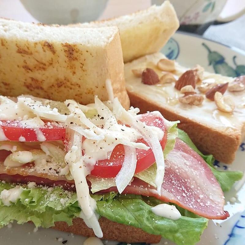 シーザーサラダサンド クリームチーズとナッツのサンド(コーヒー＆トースト)