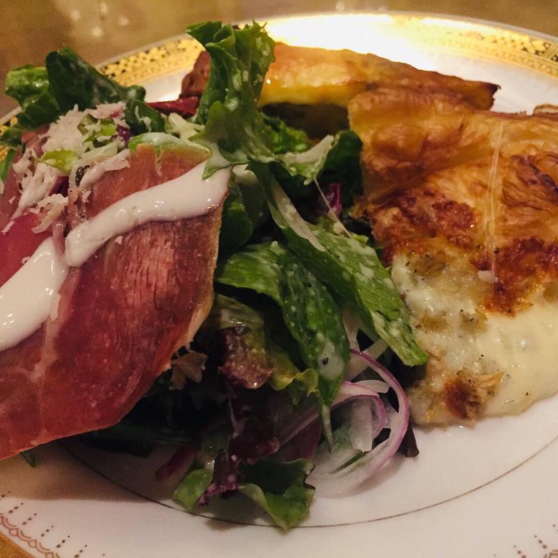 パルマ産生ハム、シーザーサラダ、しらすのチーズピッツァ(B・B13BAR （ビー・ビー サーティーン バー）)