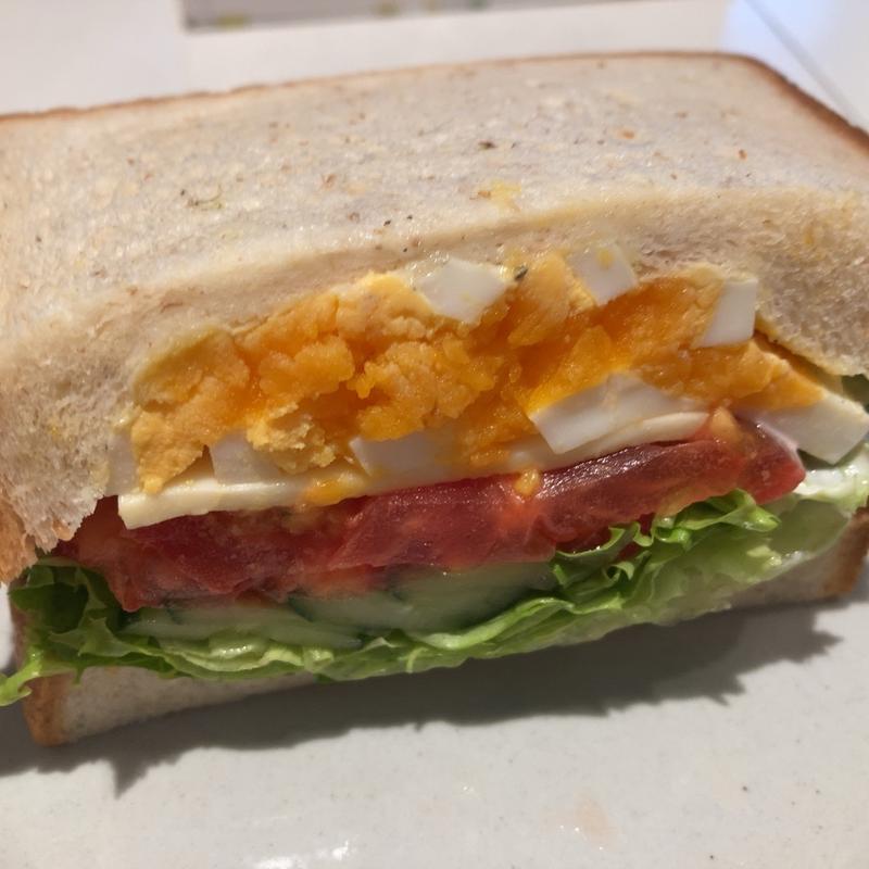 野菜とチーズ、平飼い卵のサンドウィッチ(KNAG)