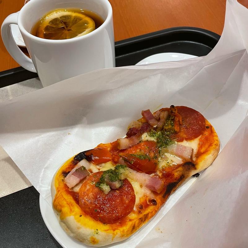 もちっとナンピザ ぺパロニ＆ベーコン(カフェ・ベローチェ 秋葉原駅東口店)