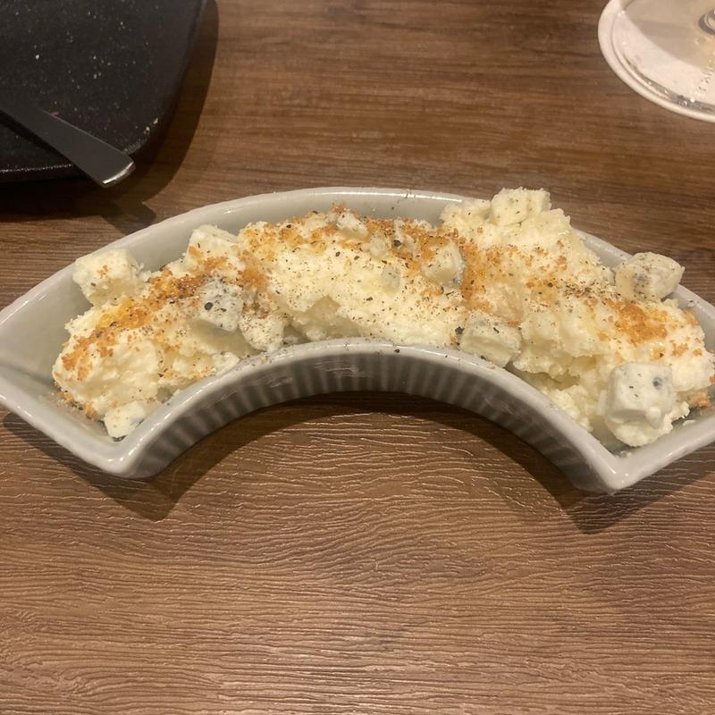 ゴルゴンポテトサラダ(Beer cafe 麦と猫)