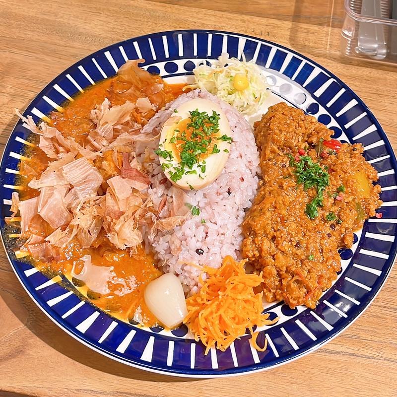 カレー2種がけ（和風だしチキンand3種のパプリカキーマ）(リトルネストカフェ)
