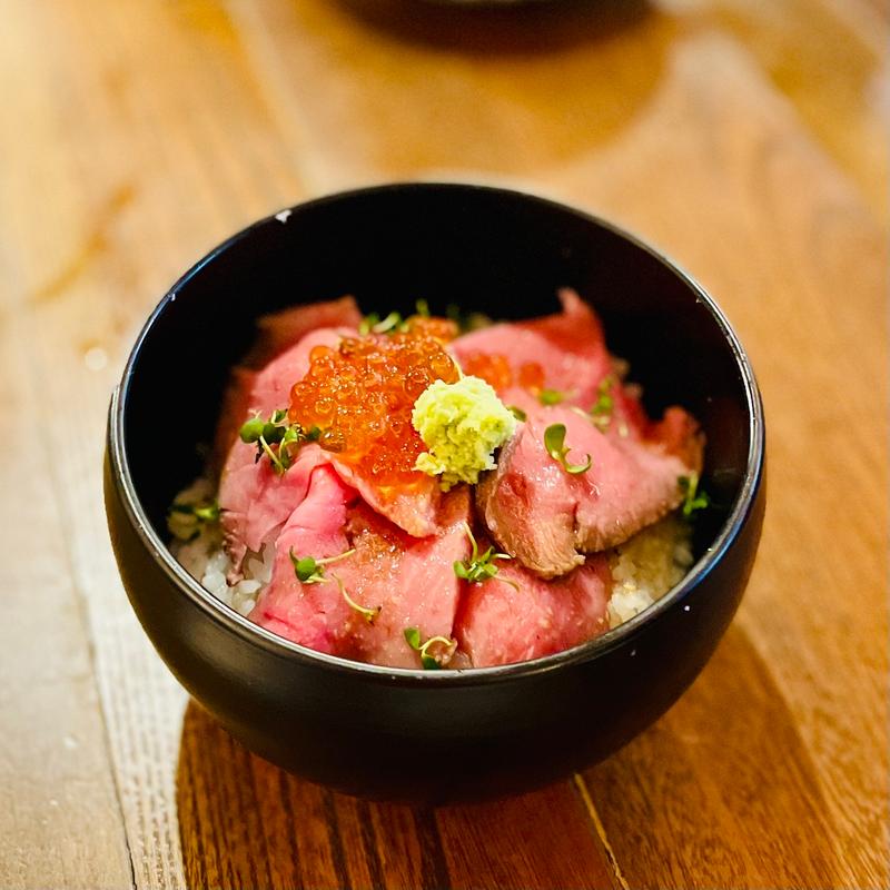 いくらローストビーフ丼(BATON 東池袋店)
