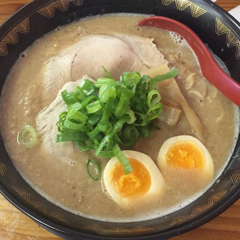 (とんこつラーメン専門 八味豚骨)