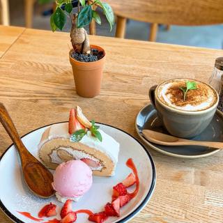 苺さんのロールケーキ＋イチゴIce(5 waters cafe)