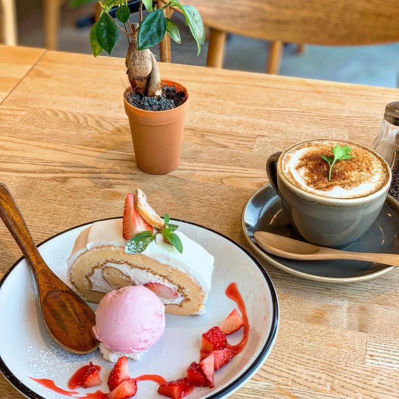 苺さんのロールケーキ＋イチゴIce(5 waters cafe)