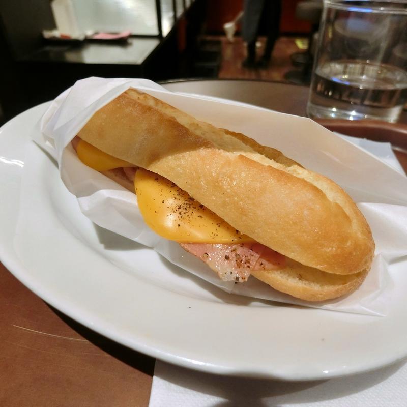 バールサンド　スモークハム＆チェダー(illy CAFFÈ)