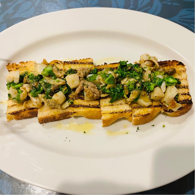 根室産ツブとホタテのガーリックバターソテーブルスケッタ(オステリアベーネ （Osteria Bene）)