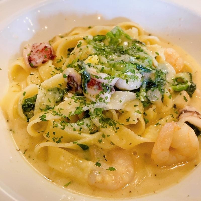 海老イカホタテほうれん草のクリームフィットチーネ(パパス ママス)