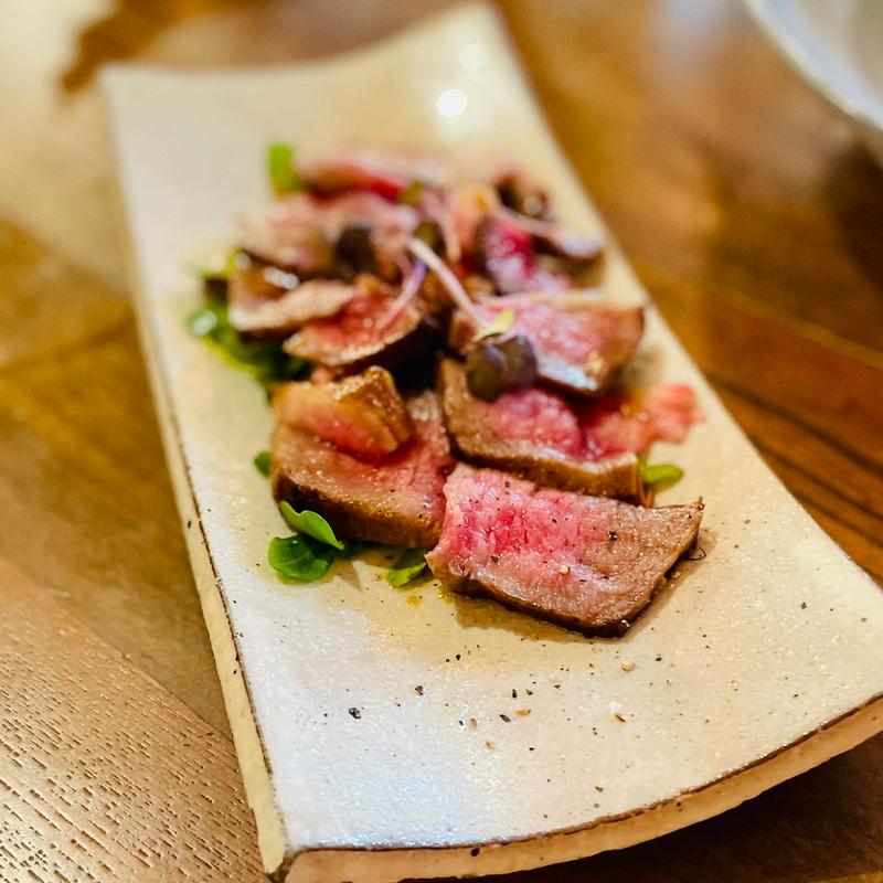 黒毛和牛の炙りたたき(BATON 東池袋店)