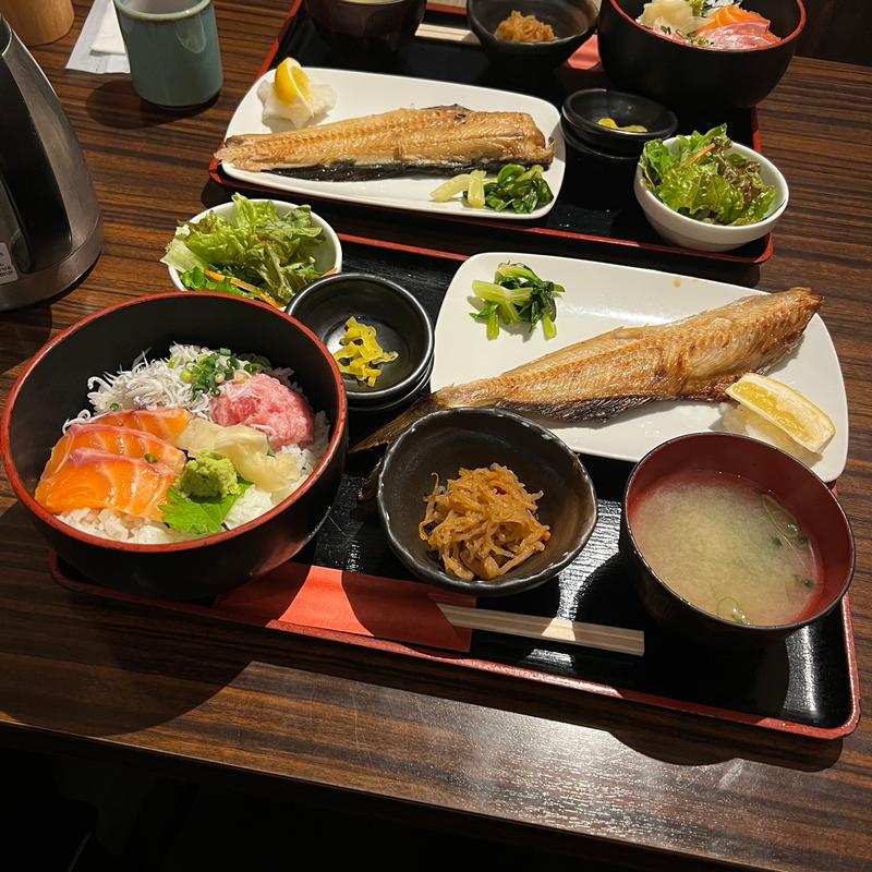 豪華！海鮮W定食(魚酒場ピン 神保町店)