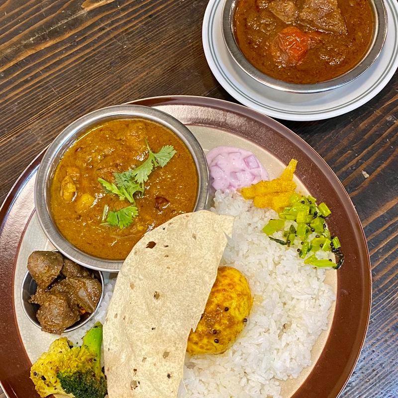 カレー2種盛り　チキンカレー・ポークビンダルー(カレー屋サーカス)