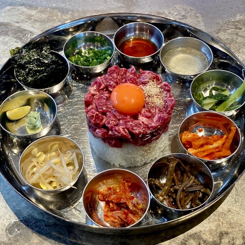 黒毛和牛ユッケの韓国プレート(浪花ノ肉処 霞)