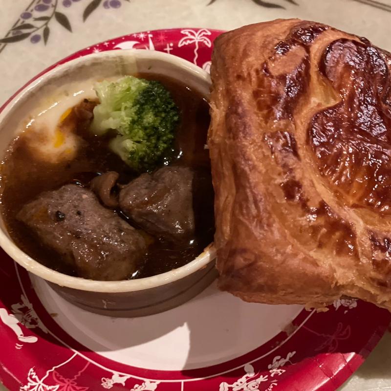 ビーフシチューとマッシュポテトのパイ包み(ディズニーシー ザンビーニ・ブラザーズリストランテ)