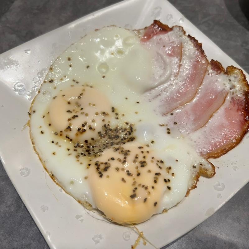 ハムエッグ(酒と飯　たまる食堂)