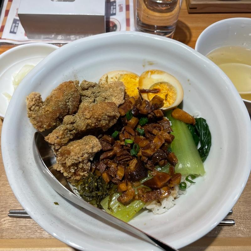 から揚げルーロー飯(元気　魯肉飯)