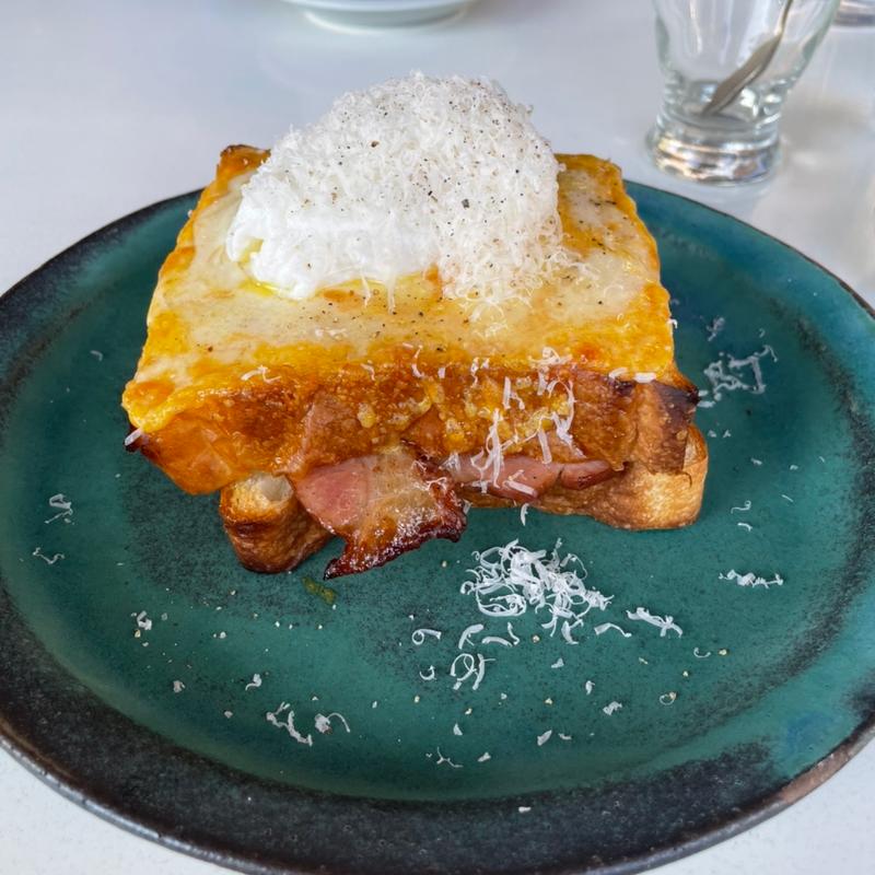 厚切りベーコンとアボカドのクロックマダム(ESPRESSO D WORKS 名古屋)