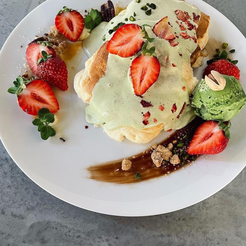 苺とピスタチオのスフレパンケーキ(果実店canvas吉祥寺)