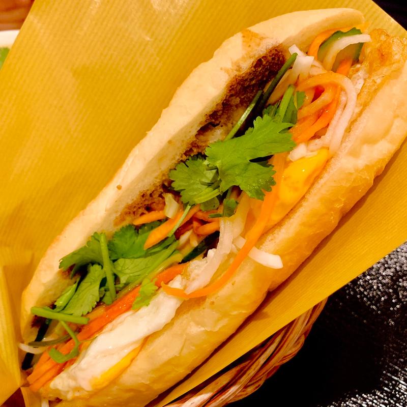 目玉焼きのバインミー(サイゴンビアア)
