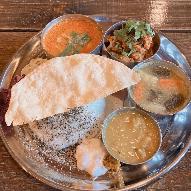 ケララ風チキンメイン3種カレーのプレート(さんぼんぎ)