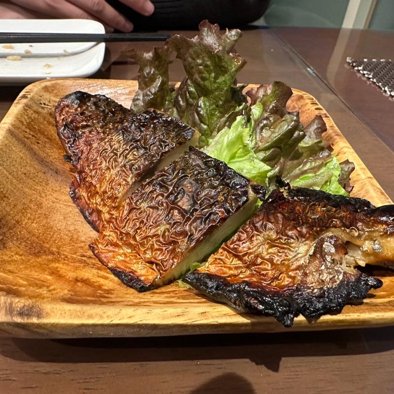 黄金に輝くサバの燻製(スモキチ )