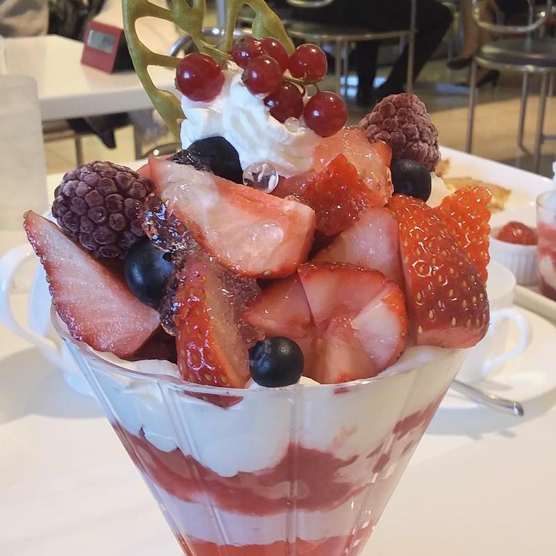 国産苺とベリーのパフェ(タカノフルーツパーラー 地下鉄ビル店 )