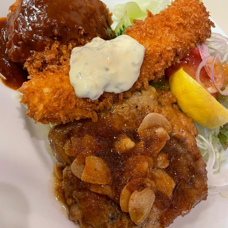 ガーリックチキン、イカフライ、メンチカツ定食(キッチンスズキ)