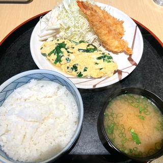 ニラ玉とエビフライ定食(善太郎食堂)