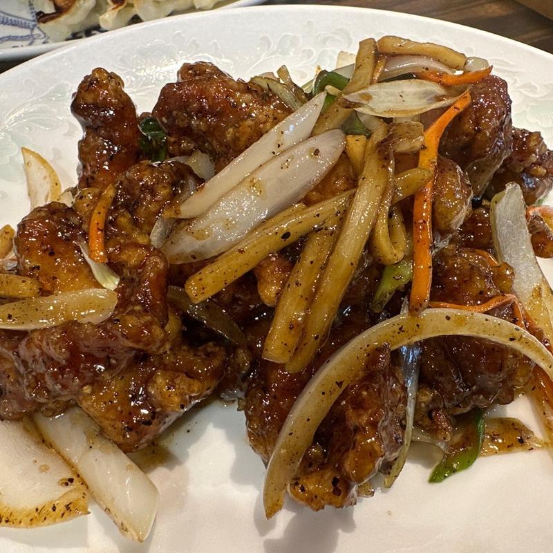 鶏と玉ねぎの黒こしょう炒め(珉珉 曽根崎店 （みんみん）)