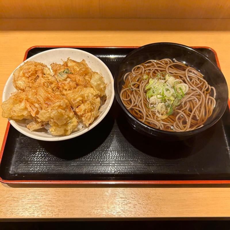 特大かき揚げ丼＋かけそば(よもだそば　新宿西口店)