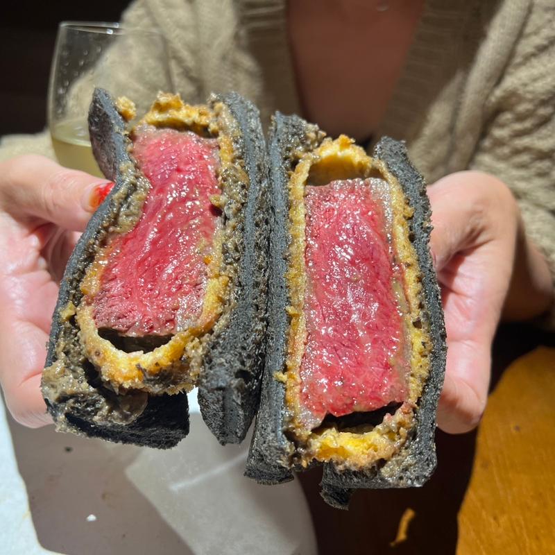 炭サンド(炭火とワイン)