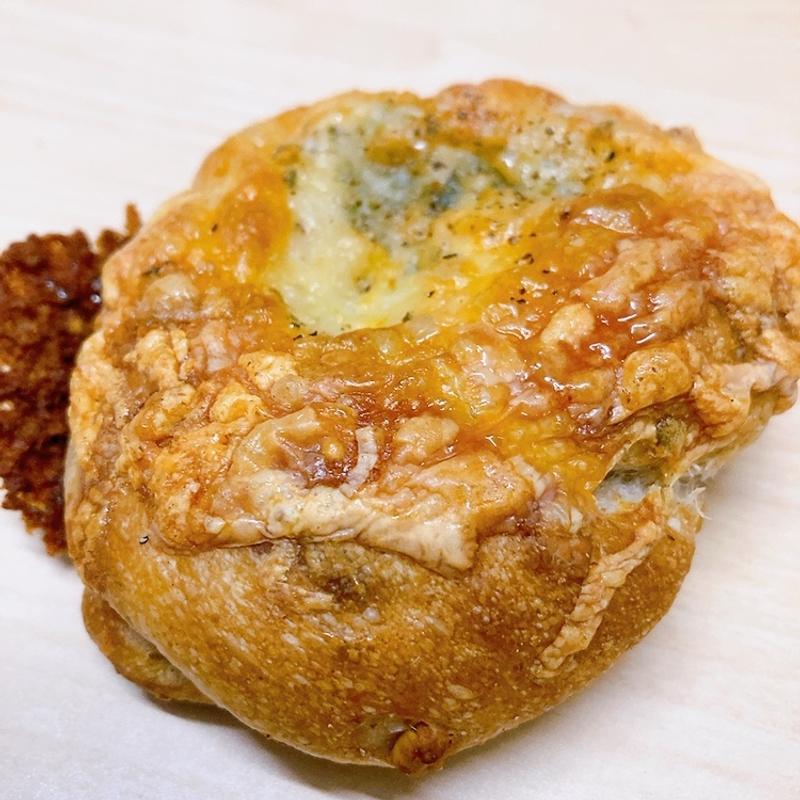 ブルーチーズとくるみのパン(スギタベーカリー)