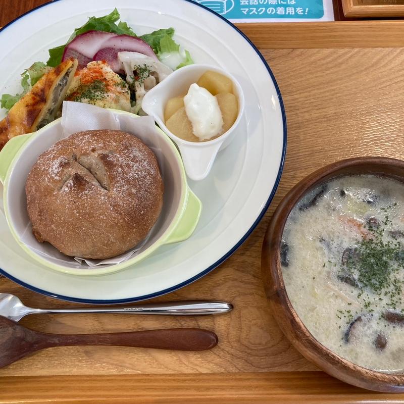 きのこのスープとパンのプレート(工房栞)