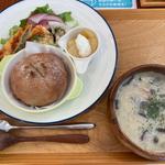 きのこのスープとパンのプレート(工房栞)